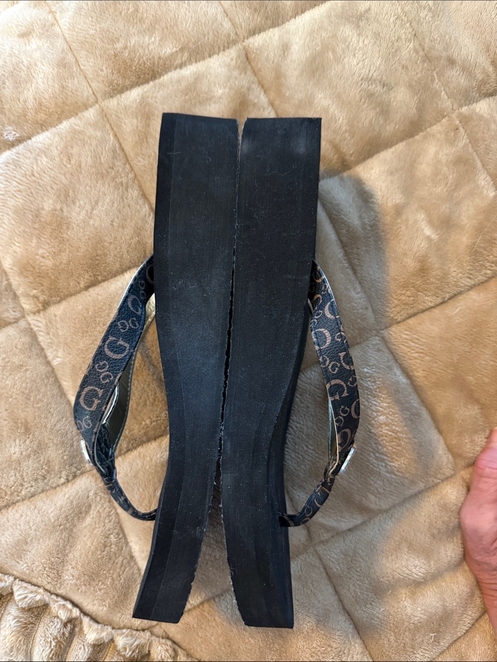 GUESS Black Logo-Print Thong Sandals with G Medallion - Picture 4 of 10